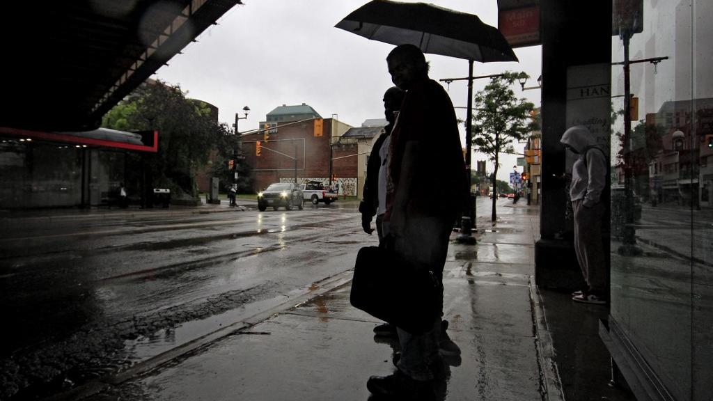 Les vestiges de l'ouragan Beryl ont traversé le sud de l'Ontario mercredi, se transformant en tempêtes de pluie et continuant vers le nord-est à travers le Canada. Brampton, Ontario, le 10 juillet 2024. [NurPhoto via AFP - Mike Campbell]