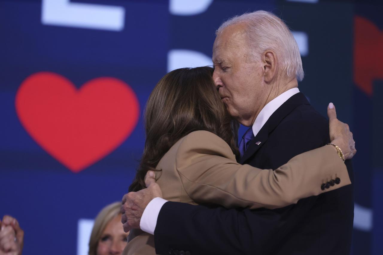 La vice-présidente américaine Kamala Harris embrasse le président Joe Biden après son discours lors de la soirée d'ouverture de la convention nationale démocrate à Chicago. [KEYSTONE - JUSTIN LANE]