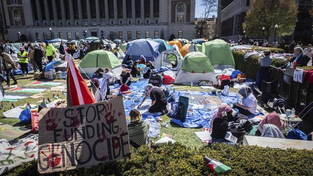 Des étudiants manifestent pour la Palestine sur le campus de l'Université de Columbia, à New York. [Keystone - Stefan Jeremiah]