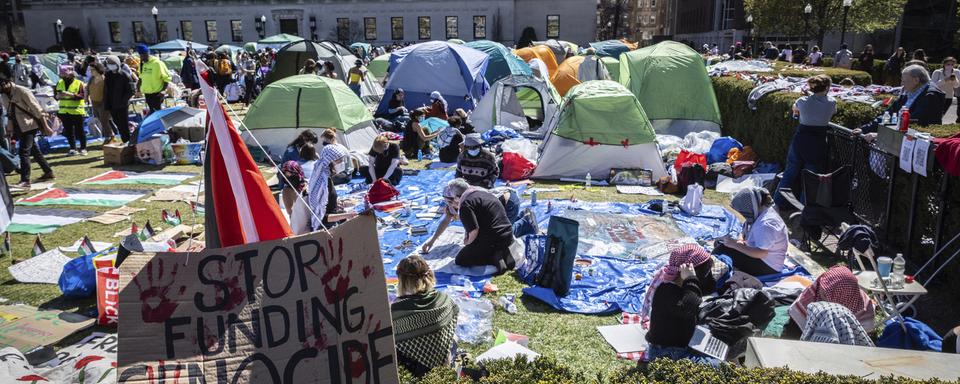 Des étudiants manifestent pour la Palestine sur le campus de l'Université de Columbia, à New York. [Keystone - Stefan Jeremiah]