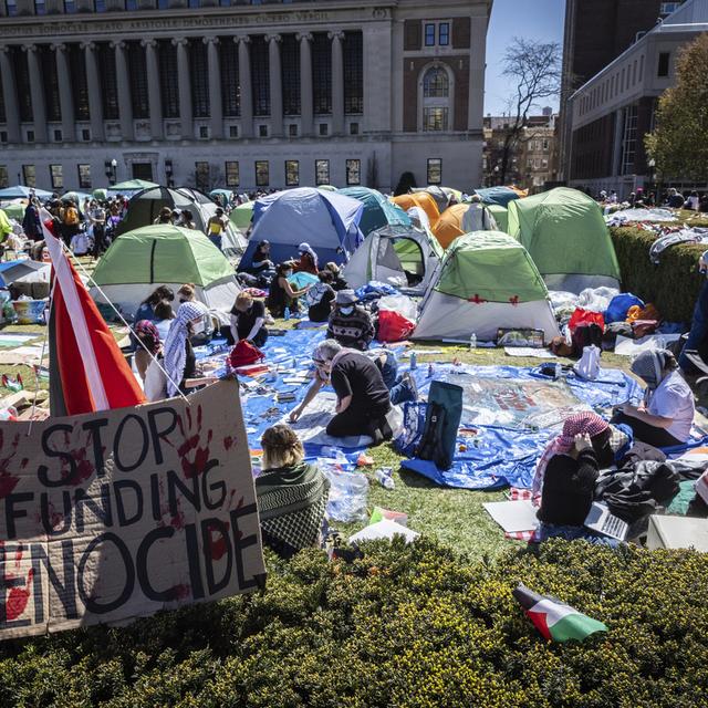 Des étudiants manifestent pour la Palestine sur le campus de l'Université de Columbia, à New York. [Keystone - Stefan Jeremiah]