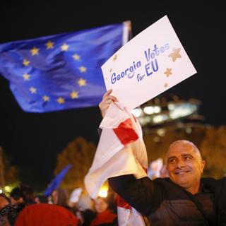 Une manifestation pro-européenne à Tbilisi (Géorgie), le 20 octobre 2024. [EPA / Keystone - DAVID MDZINARISHVILI]