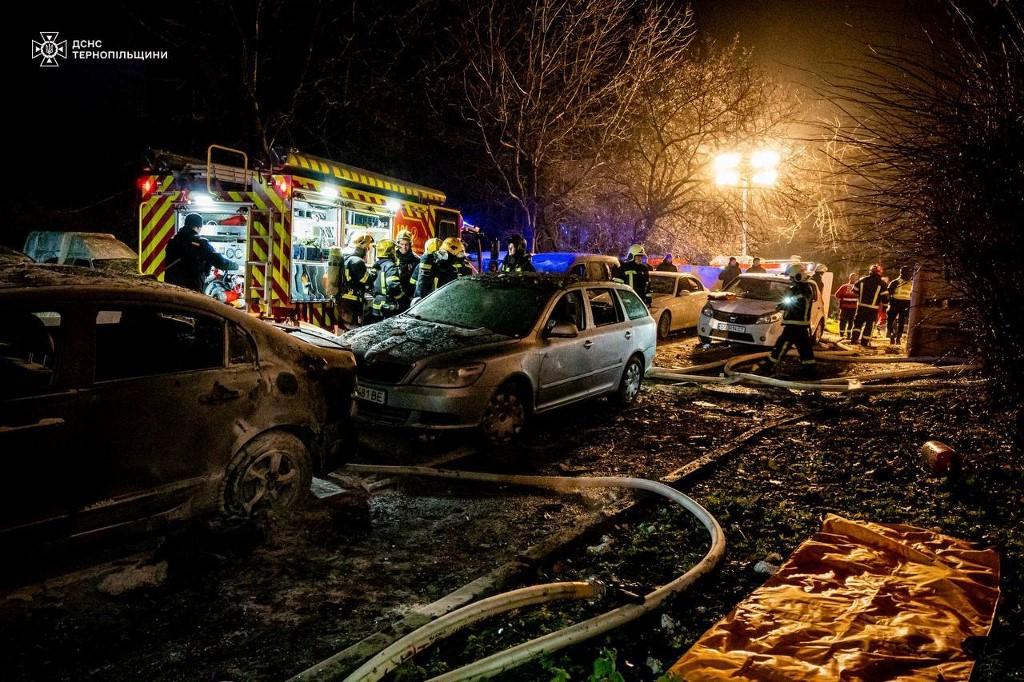 Des pompiers travaillent sur le site d’une zone résidentielle touchée par une attaque de drone russe, à Ternopil (Ukraine), le 2 décembre 2024. [Anadolu via AFP - STATE EMERGENCY SERVICE OF UKRAI]