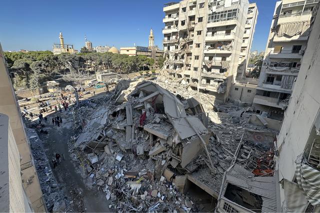 La puissance des bombardements israéliens réduisent les immeubles de Beyrouth en ruine. [KEYSTONE - WAEL HAMZEH]