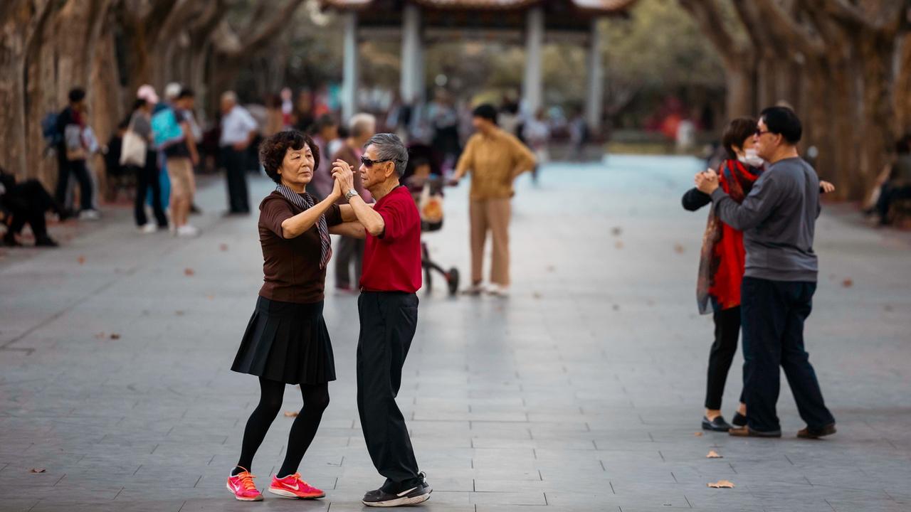 Des personnes dansent dans un parc à Shanghai, Chine, le 1er novembre 2023. [Keystone - EPA/ALEX PLAVEVSKI]