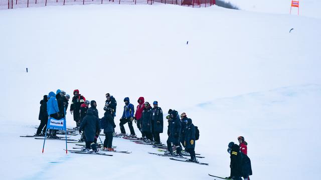 Les entraîneurs en pleine discussion dans les Grisons. [KEYSTONE - TIL BUERGY]