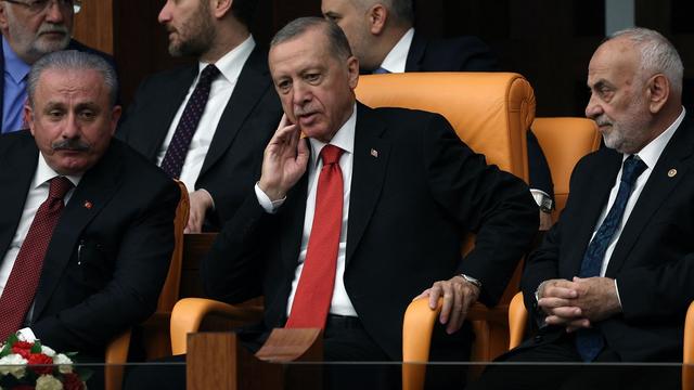 Le président turc Recept Tayyip Erdogan (au centre), l'ancien président de la Grande Assemblée nationale turque Mustafa Sentop (à gauche) et le nouveau député du parti Yeniden Refah Suat Pamukcu (à droite), à Ankara, le 2 juin 2023. [AFP - Adem Altan]