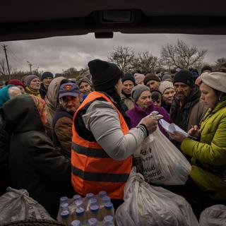 Une partie de la population ukrainienne nécessite de l'aide humanitaire urgente. [Keystone/AP Photo - Bernat Armangue]