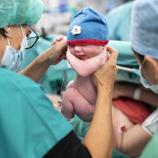 Un bébé nouveau-né après une césarienne, photographié en juin 2020 dans une clinique de Zurich. [KEYSTONE - GAETAN BALLY]