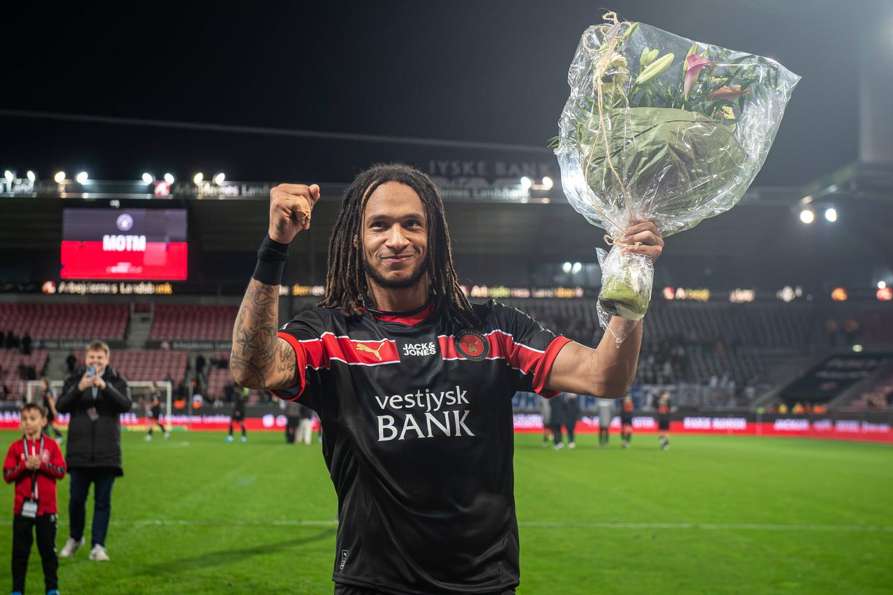 Mbabu se plaît dans son nouveau club. [IMAGO/Gonzales Photo - IMAGO/Gonzales Photo/Morten Kjaer]