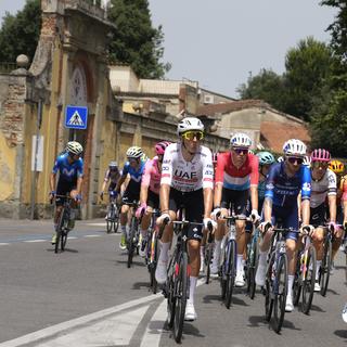 Les cyclistes foncent sur le bitume au Tour de France. [Keystone/AP Photo - Jerome Delay]