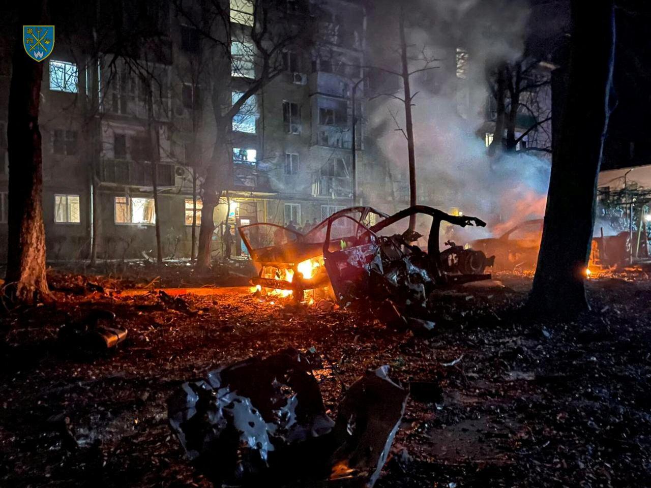Des voitures détruites sont visibles à côté d'un immeuble résidentiel endommagé par une frappe de drone russe à Odessa, en Ukraine, le 17 janvier 2024. [REUTERS - UKRAINIAN ARMED FORCES]