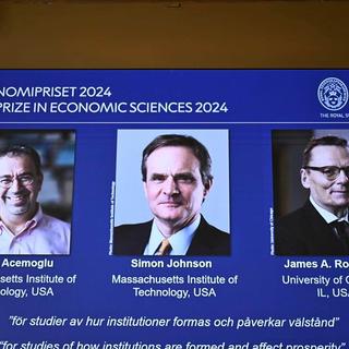 Le prix Nobel d'économie 2024 a été décerné à Daron Acemoglu, Simon Johnson et James A. Robinson. [Keystone]