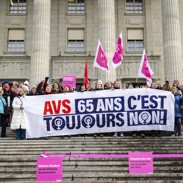 Des femmes manifestent avec des banderoles devant le Tribunal fédéral, le 12 décembre 2024. [Keystone - Jean-Christophe Bott]