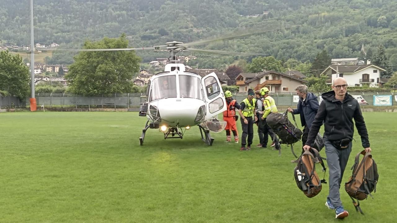 Dans le val d'Aoste, des hélicoptères évacuent des habitants de Cogne, un village coupé du monde par une coulée de boue. [Keystone - Cristina Porta]