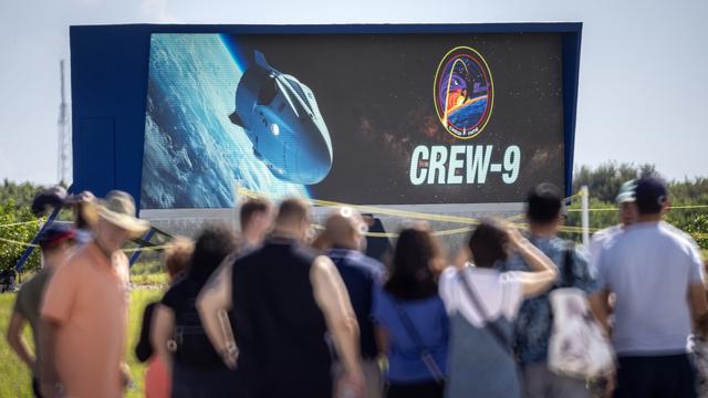 Des visiteurs se tiennent près du site de presse de la NASA le jour où les membres de Crew-9 arrivent au Centre spatial Kennedy à Titusville, en Floride, aux États-Unis, le 21 septembre 2024. [KEYSTONE - CRISTOBAL HERRERA-ULASHKEVICH]