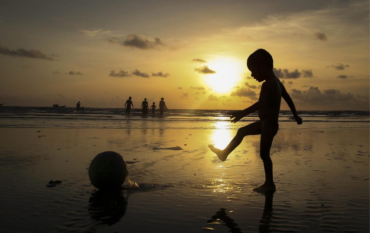 Pour les enfants, les professionnels conseillent d'utiliser des crèmes solaires pour peaux sensibles et des vêtements couvrants, spécialement conçus contre les UV. [KEYSTONE - DIVYAKANT SOLANKI]