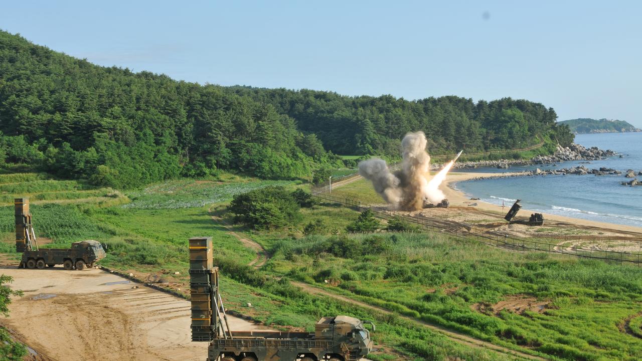 Des troupes américaines et sud-coréennes utilisent le système de missiles tactiques semi-balistique ATACMS lors de tirs d'exercice dans les eaux de la mer de l'Est, au large de la Corée du Sud, le 5 juillet 2017 (image d'illustration). [REUTERS - HANDOUT]