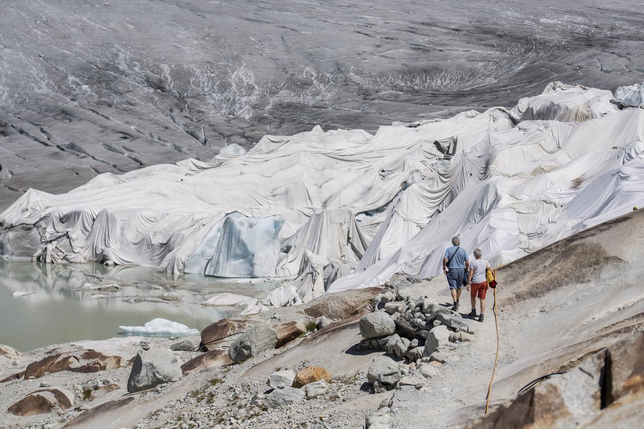 Une bâche installée sur le glacier du Rhône pour le protéger de la chaleur. [KEYSTONE - URS FLUEELER]