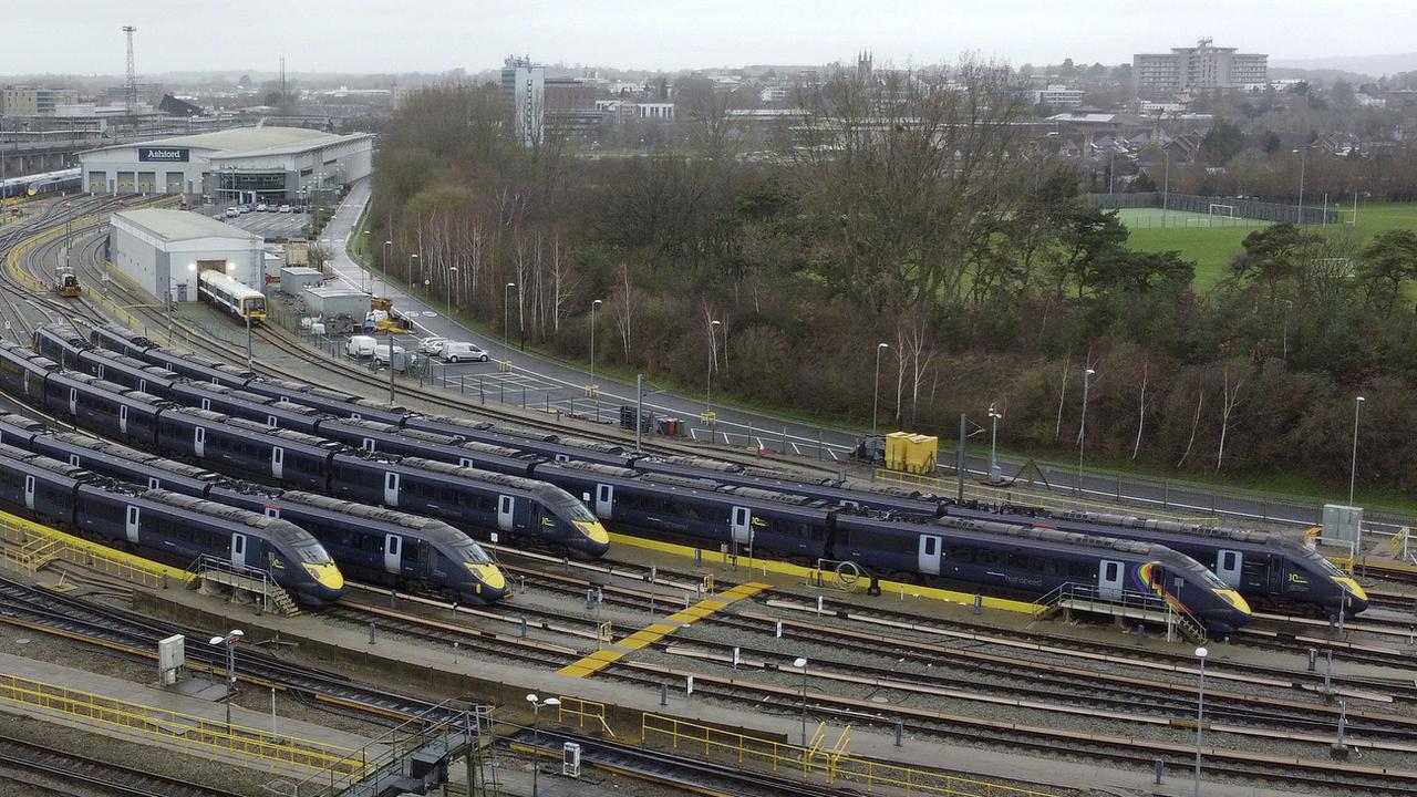 Des trains à grande vitesse de la Southeastern Railway dans les voies de garage de la gare internationale d'Ashford, en Angleterre (image d'illustration). [PA via AP / Keystone - Gareth Fuller]
