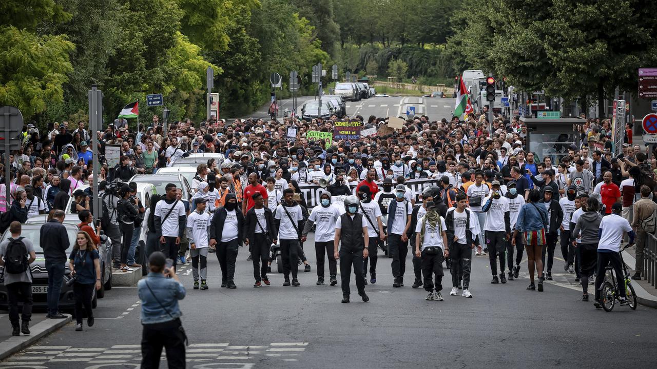 Plusieurs centaines de personnes se sont réunies samedi à Nanterre pour rendre hommage à Nahel, tué il y a un an par la police. [AP Photo - Aurelien Morissard]