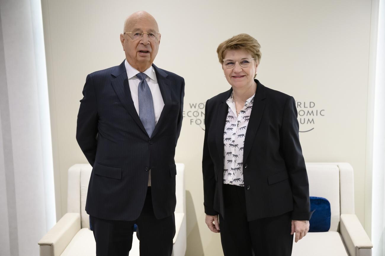 Le fondateur du WEF Klaus Schwab et la présidente de la Confédération Viola Amherd. [Keystone - EPA/Laurent Gilliéron]