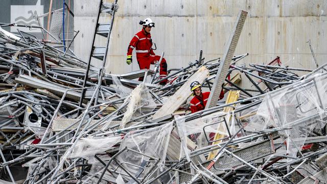 Les services de secours travaillent suite à l'effondrement d'un échafaudage à Prilly. [Keystone - Jean-Christophe Bott]