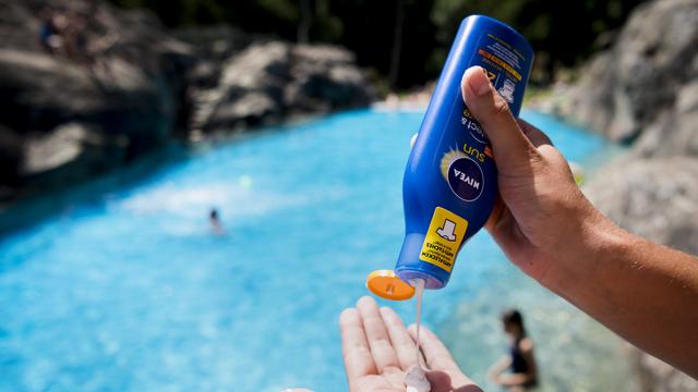 Selon un sondage, neuf personnes sur dix affirment utiliser de la crème solaire lors d'activités en plein air. [KEYSTONE - JEAN-CHRISTOPHE BOTT]