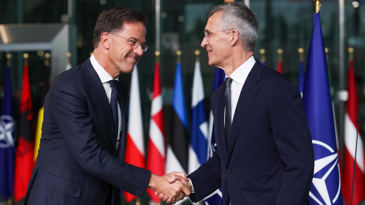 Le nouveau chef de l'Otan Mark Rutte (gauche) avec son prédécesseur Jens Stoltenberg au quartier-général de l'alliance à Bruxelles, le 1er octobre 2024. [EPA/Keystone - OLIVIER HOSLET]