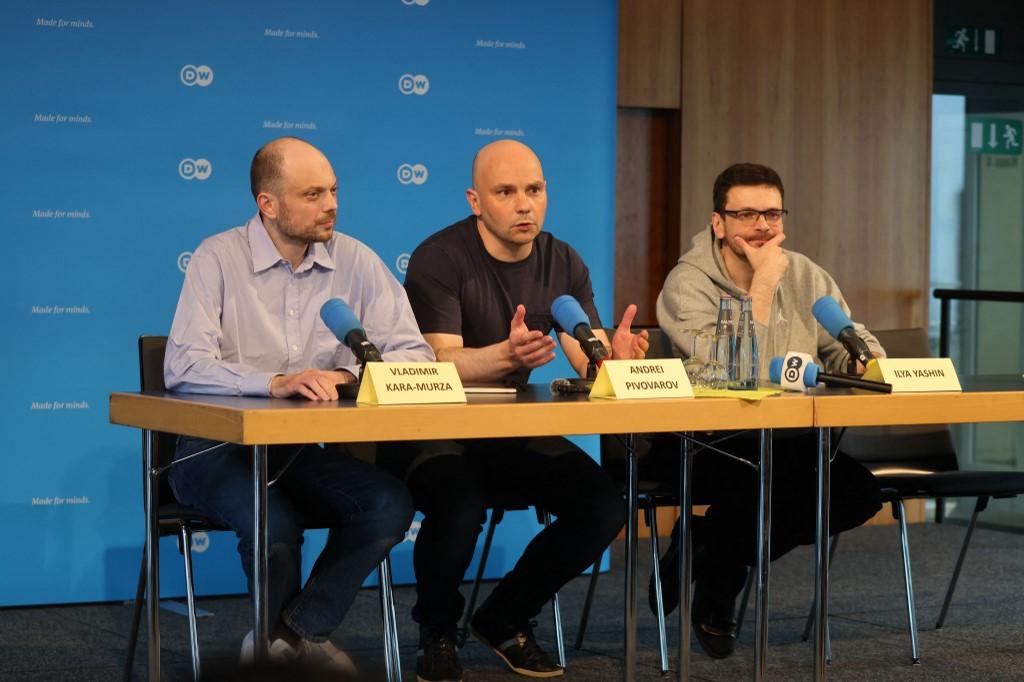 Les prisonniers politiques russes Ilia Iachine (droite), Vladimir Kara-Mourza (gauche) et Andreï Pivovarov (centre), libérés à la suite d'un important échange de détenus entre la Russie et l'Occident, donnent une conférence de presse en Allemagne après leur libération. [Anadolu via AFP - KADIR ILBOGA]