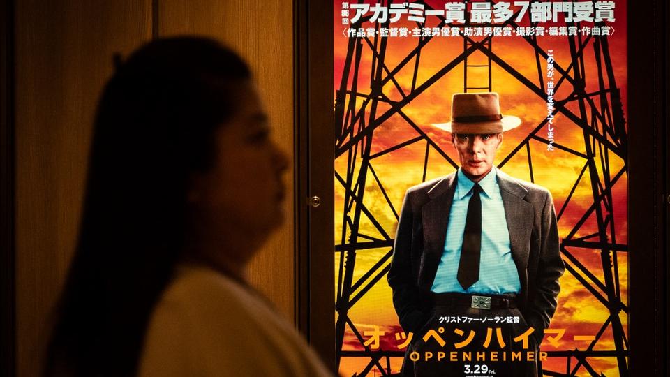 Une affiche d'Oppenheimer à Tokyo. [AFP - Yuichi Yamazaki]