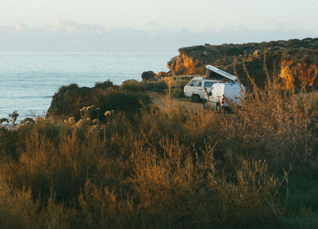 L'avantage de voyager en van est de pouvoir s'arrêter où bon nous semble, de rester le temps voulu et de repartir pour de nouvelles aventures. [Unsplash - Tobias Tullius]