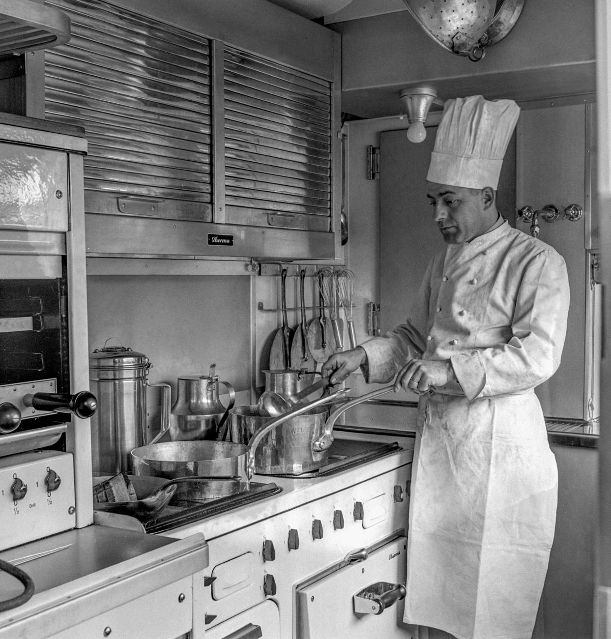 Un cuisinier dans un wagon-restaurant des CFF en 1944. [KEYSTONE - HANS GERBER]