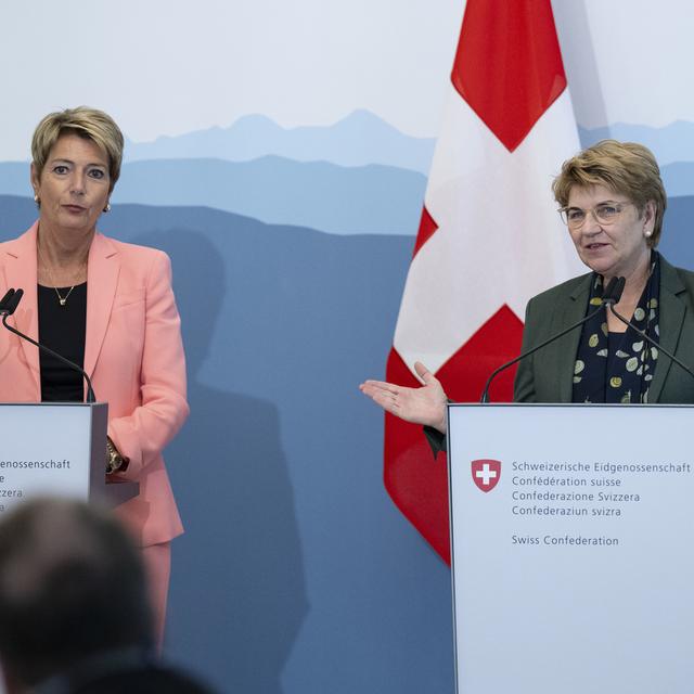 Bundespraesidentin Viola Amherd, rechts, und Bundesraetin Karin Keller-Sutter sprechen an einem Point de Presse ueber ihr Treffen mit den Parteispitzen, am Montag, 9. September 2024, in Bern. Das EFD fuehrt diese Woche Gespraeche mit den Parteien und Kantonen ueber die Aufgaben und Subventionsueberpruefungen. (KEYSTONE/Peter Schneider) [Keystone - Peter Schneider]