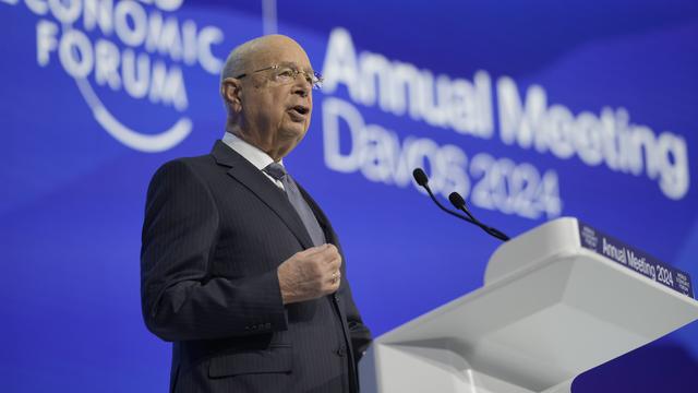 Des accusations de sexisme et de racisme planent sur le WEF et son fondateur Klaus Schwab. [Keystone - Markus Schreiber - AP Photo]