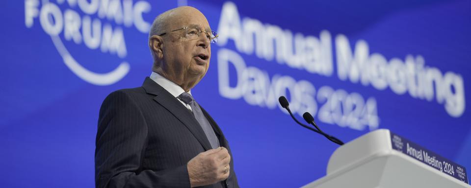 Des accusations de sexisme et de racisme planent sur le WEF et son fondateur Klaus Schwab. [Keystone - Markus Schreiber - AP Photo]