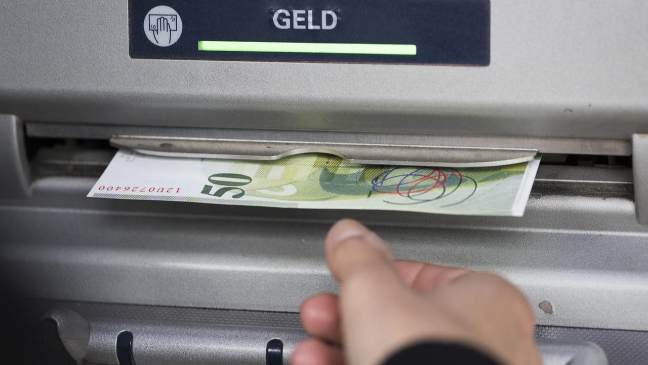 La Poste veut unifier le réseau des bancomats en Suisse. [Keystone - Christian Beutler]