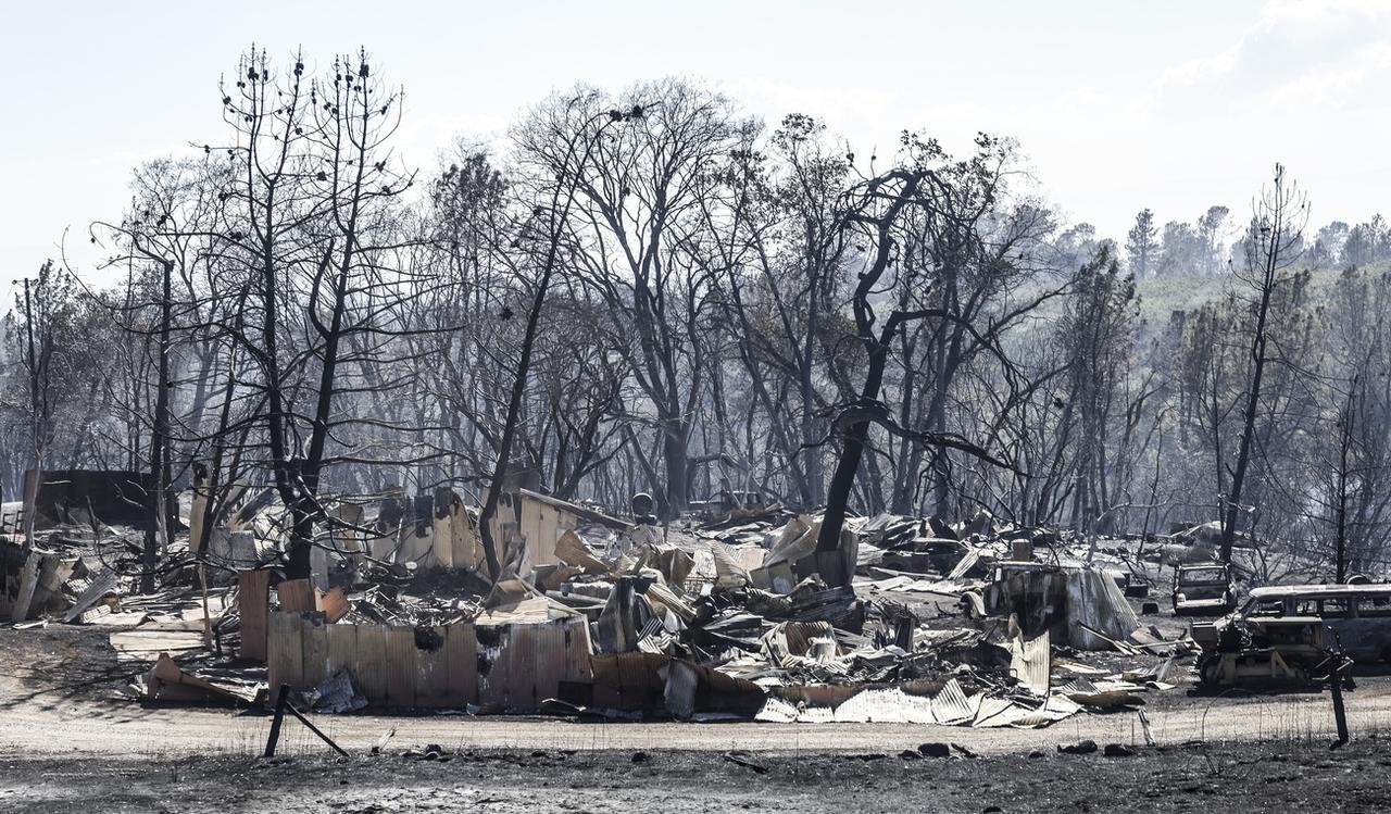 Les restes brûlés d'une structure détruite par le Park Fire, qui a actuellement brûlé plus de 170 000 acres selon le California Department of Forestry and Fire Protection (Cal Fire), dans le comté de Butte, en Californie, aux États-Unis, le 26 juillet 2024. [KEYSTONE - JOHN G. MABANGLO]