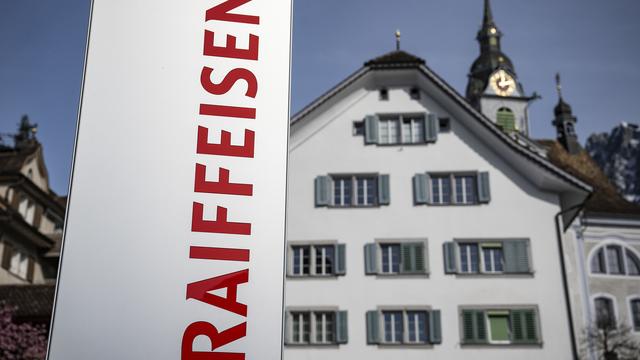 Le logo de la succursale de la Banque Raiffeisen à Schwyz le mercredi 21 février 2024. [KEYSTONE - URS FLUEELER]