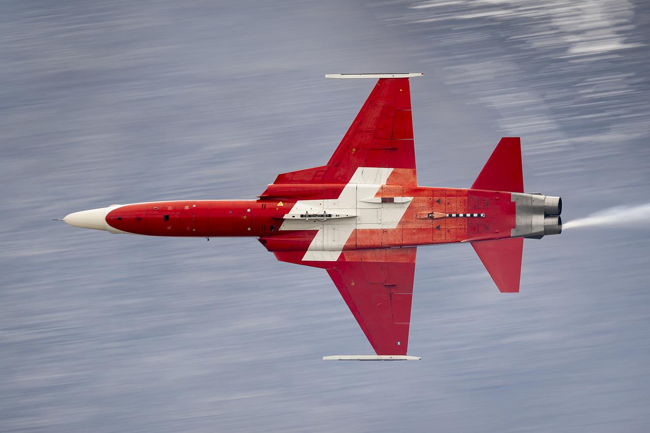 Les douze F-5 Tiger de la Patrouille Suisse coûte chaque année 40 millions de francs à la Suisse. [Keystone - Anthony Anex]