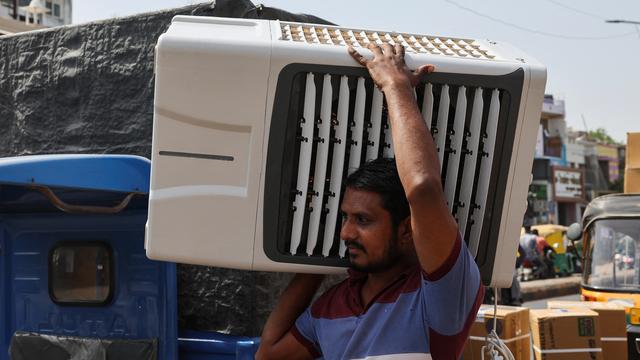 Un employé transporte un refroidisseur d'air pour le livrer à un client pendant la canicule à Ahmedabad, en Inde, le 30 mai 2024 (image d'illustration). [REUTERS - Amit Dave]