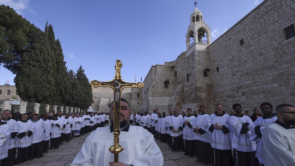 Une procession pour Noël devant l'église de la Nativité à Bethléem. [AFP - HAZEM BADER]