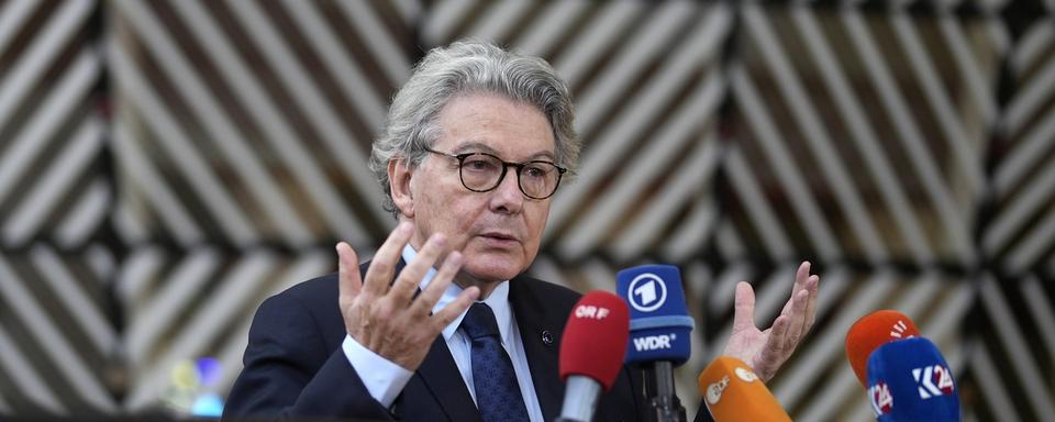 Le commissaire européen au Marché intérieur Thierry Breton claque la porte de la Commission. [Keystone - AP Photo/Virginia Mayo]