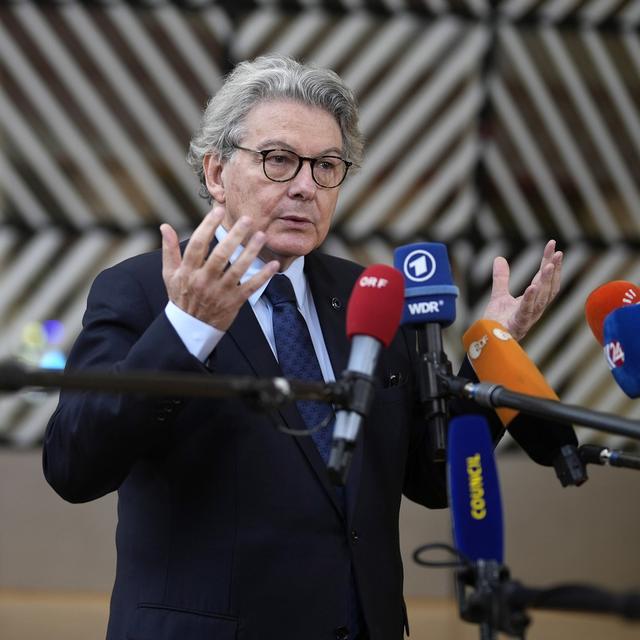 Le commissaire européen au Marché intérieur Thierry Breton claque la porte de la Commission. [Keystone - AP Photo/Virginia Mayo]