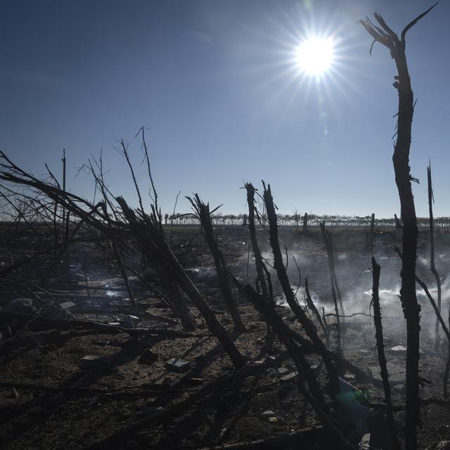 La terre d'un champ brûlé après une attaque aérienne russe près de Kherson en Ukraine. [Keystone/AP Photo - Efrem Lukatsky]