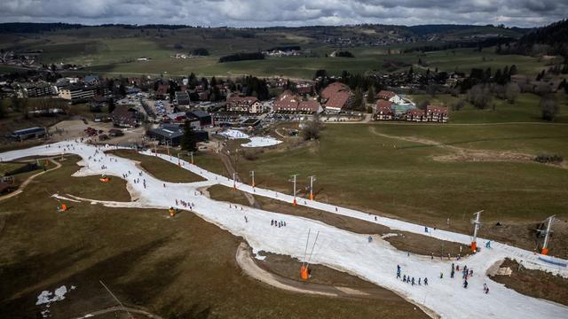 Métabief a souffert d'un hiver 2023-2024 chaud et humide (photo du 20 février 2024). [AFP - Fabrice Coffrini]