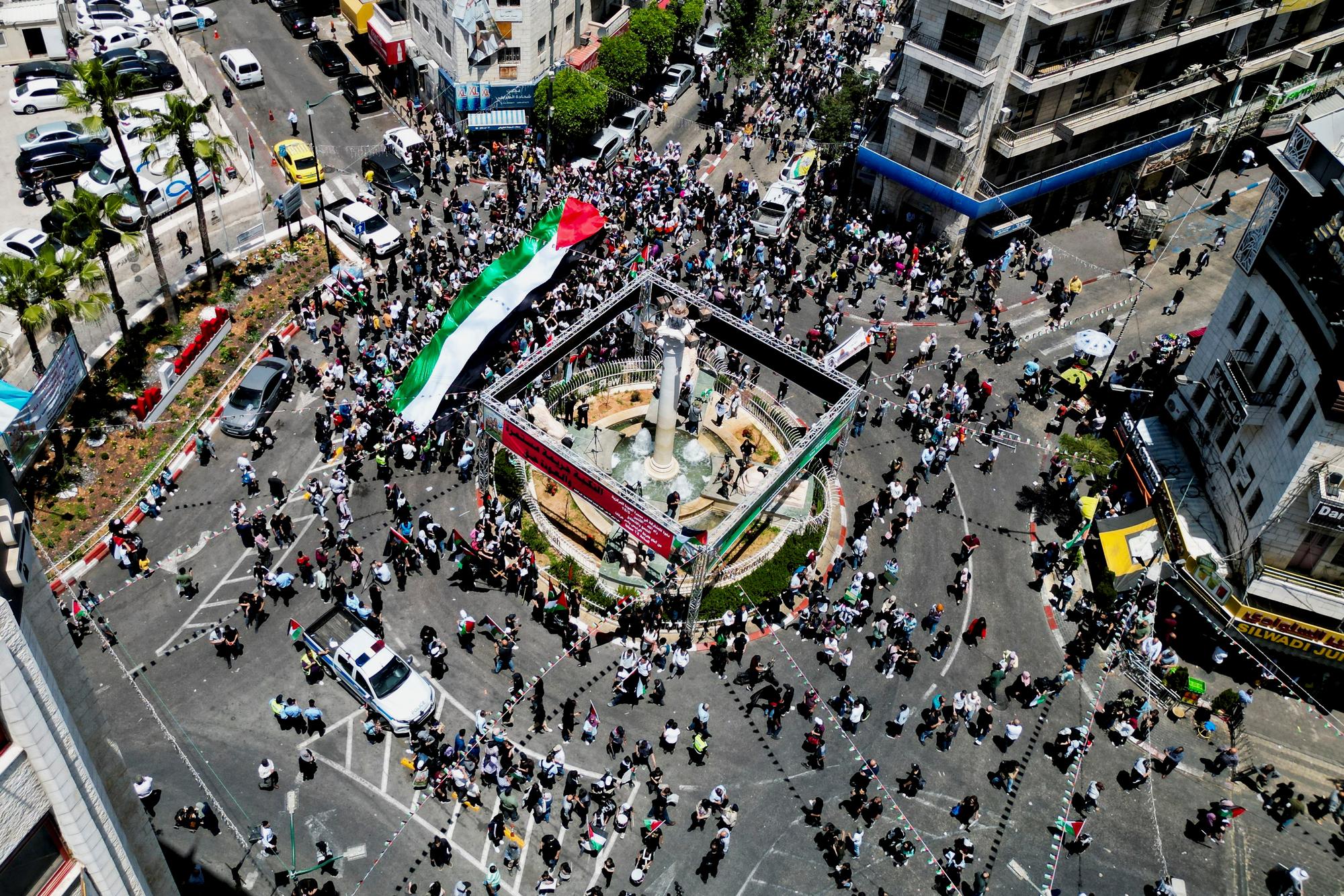 Des milliers de Palestiniens ont défilé mercredi dans plusieurs villes de Cisjordanie, notamment à Ramallah (comme sur la photo) pour commémorer la "Nakba", le déplacement de centaines de milliers de Palestiniens - chassés ou poussés par la peur hors de leurs villages - qui a accompagné la création de l'Etat d'Israël. [REUTERS - MOHAMAD TOROKMAN]