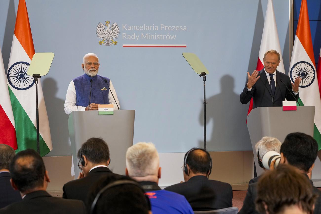 Le Premier ministre indien Narendra Modi et son homologue polonais Donald Tusk s'adressent aux médias après des entretiens à Varsovie, en Pologne, le 22 août 2024. [KEYSTONE - CZAREK SOKOLOWSKI]