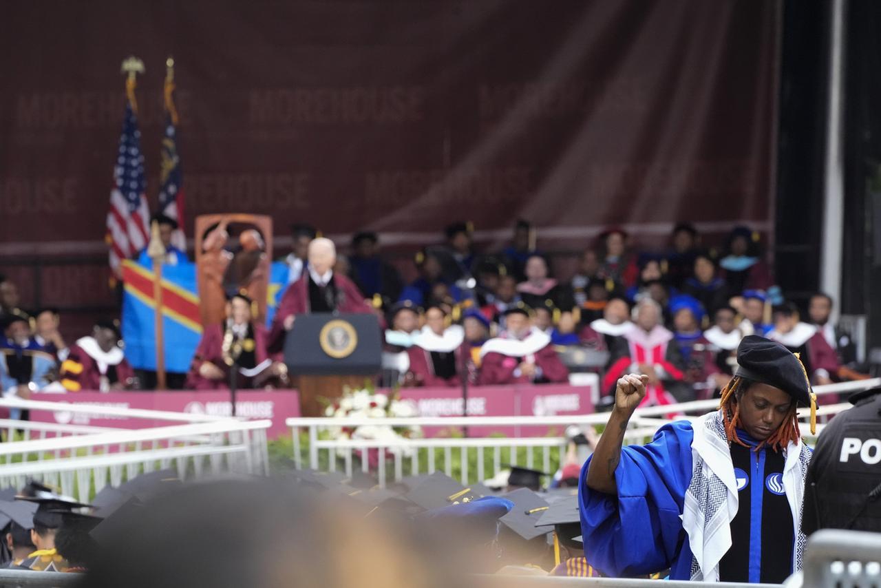 Une étudiante du Morehouse College d'Atlanta tourne le dos au président Joe Biden lors de son discours. [KEYSTONE - JOHN BAZEMORE]