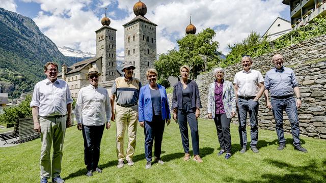 Viola Amherd, ses collègues du Conseil fédéral et le chancelier devant le Château Stockalper à Brigue. [KEYSTONE - JEAN-CHRISTOPHE BOTT]